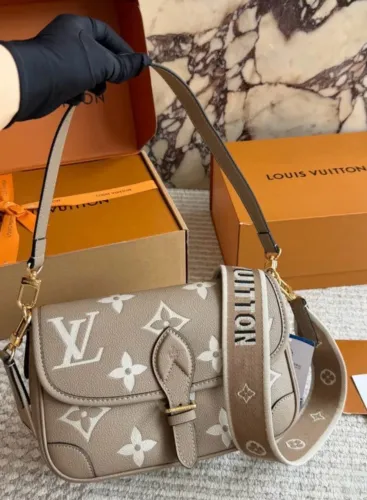 Bolsa Nano Diane monograma Louis Vuitton