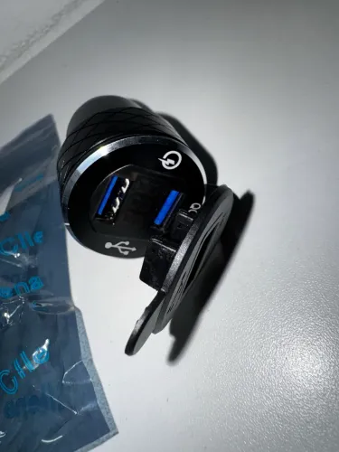 Adaptador Tomada DIN/Hella Dual USB QC 3.0 + Voltímetro Digital.