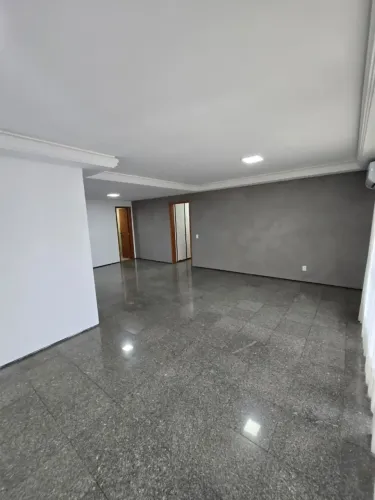 Portal da Villa, Adrianópolis, andar alto, 190m2, 3 suítes, com closet, armários, climatiz