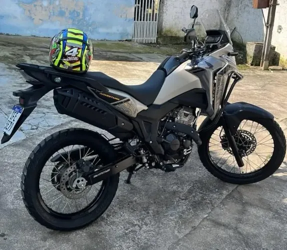 Sahara 300 adventuri 2024 está zera com 4.000 km originais