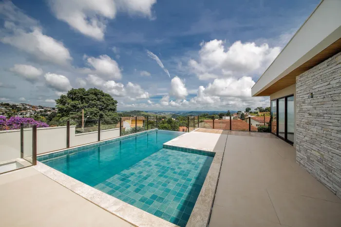 Casa com quintal gramado e piscina para momentos "uau" para venda