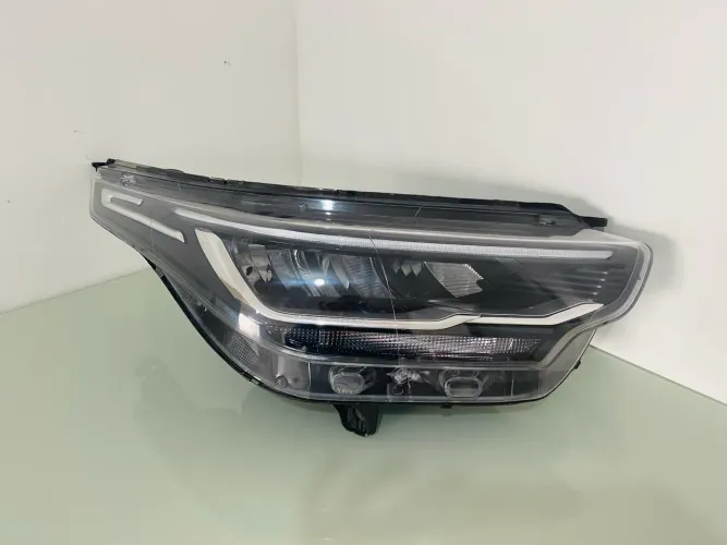 Farol Fiat Strada 2022 lado direito