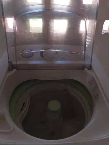 Vendo uma máquina de lavar de 8 kg por 400 ela lava normal só está com vazamento.