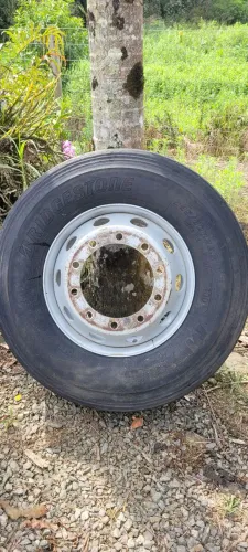 Pneu com aro pra caminhão