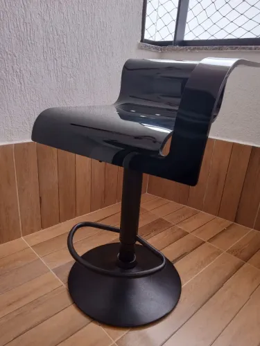 Cadeira de resina semi nova brilhante