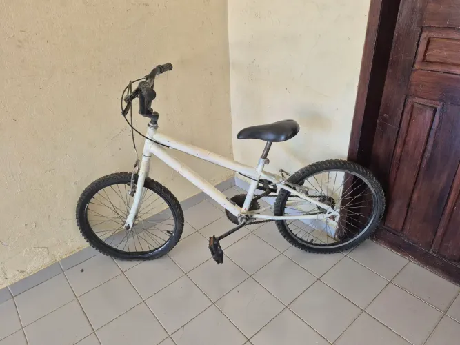bicicleta aro 20, pneus estão bons.
