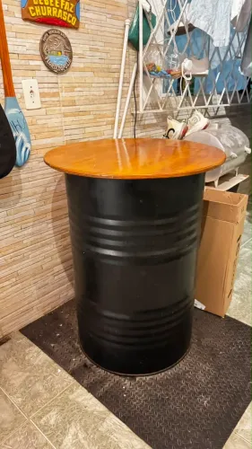 Mesa tambor com madeira naval envernizada