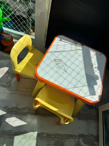 Mesa infantil e duas cadeiras 