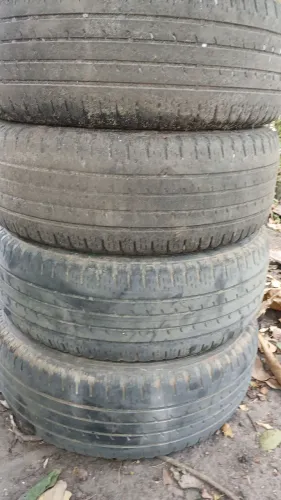 Vendo 4 pneus Goodyear. 17