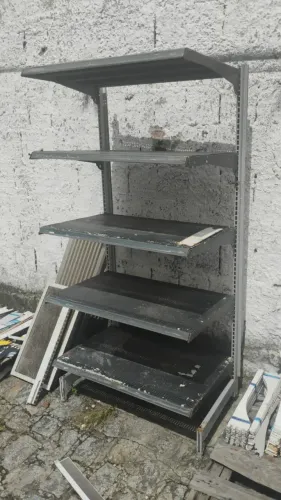 Gôndola de mercado. Medidas: 1m de comprimento, 60cm de fundo e 1,80m de alutra.