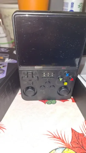 Vendo um videogame portátil e r36S