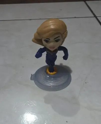 Boneco Miniatura Colecionável Capitã Marvel com Base