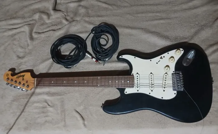 Guitarra Memphis Preta + 2 cabos P10
