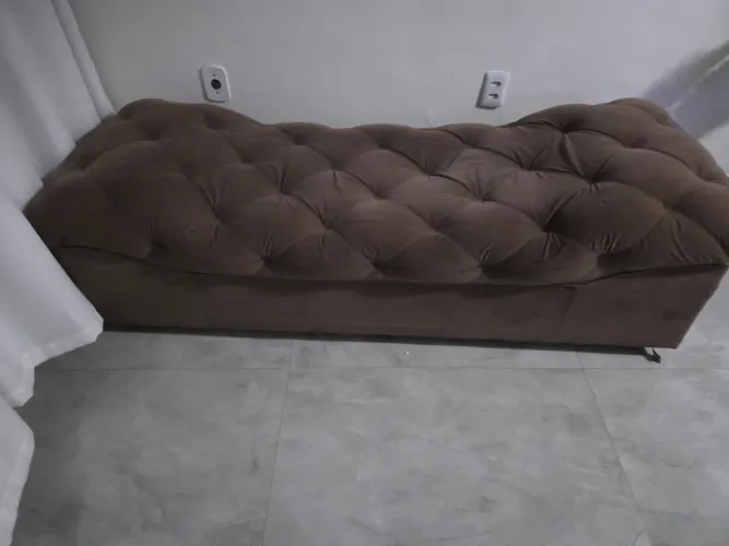 Um sofá em muito bom estado.