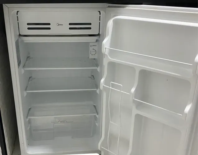 Frigobar Midea 93L - R$ 900,00