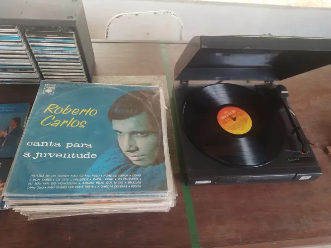 Vendo coleções de CD e vinil de Roberto Carlos todos originais