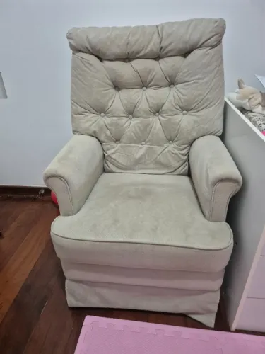 Cadeira de amamentação balanço com puff para pés bege