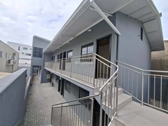 Apartamento de 1 dormitório em Barreiros, disponível para locação.