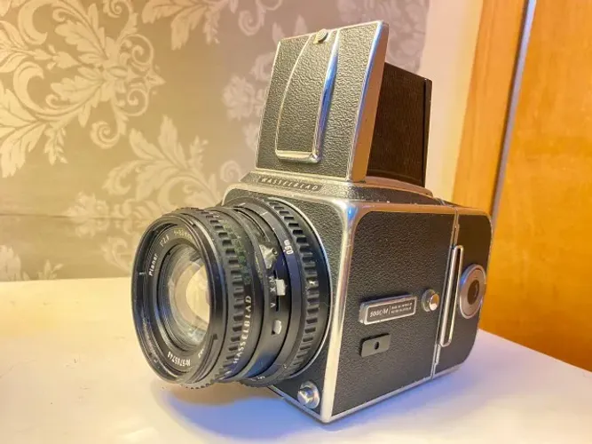 Hasselblad 500 C/M + Planar 80mm f2.8 + Magazine A12 - Excelente Estado