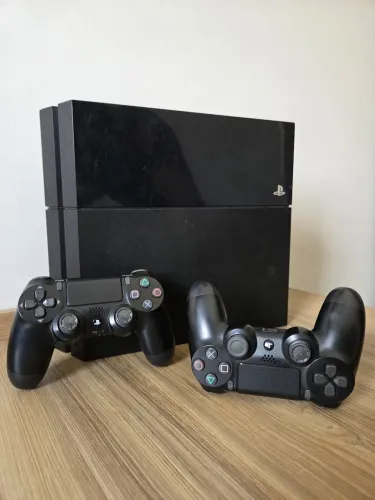 PS4 FAT 500GB + 2 controles originais