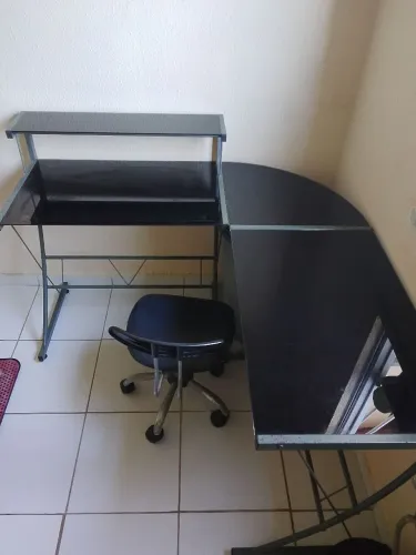 Mesa de vidro L + cadeira