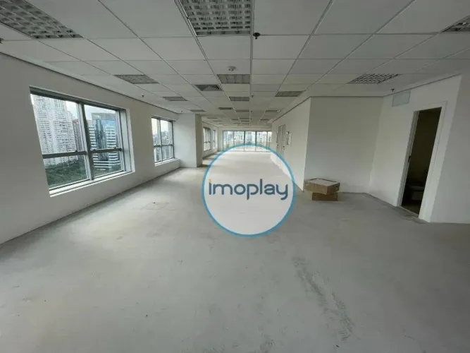Conjunto comercial de 214m² vão livre, com 04 banheiros e sacada.