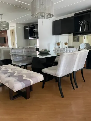 Mesa de Jantar, quadrada, tampo em vidro, 8 lugares. Seis cadeiras e uma banqueta.