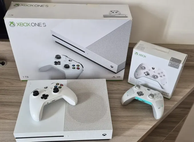 Xbox One E 1Tb c/ 2 controles