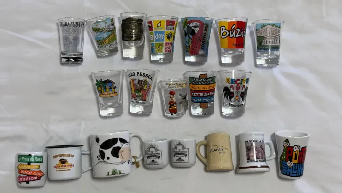 Copos de decorativos lembrancas de viagem