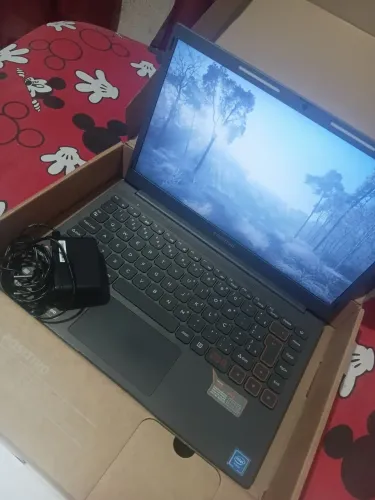 Vendo notebook novinho na caixa com nota fiscal * zap
