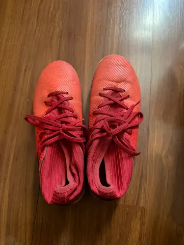 Chuteira Adidas Nemeziz para futsal (quadra), tamanho 36 BR, na cor vermelha/rosa.