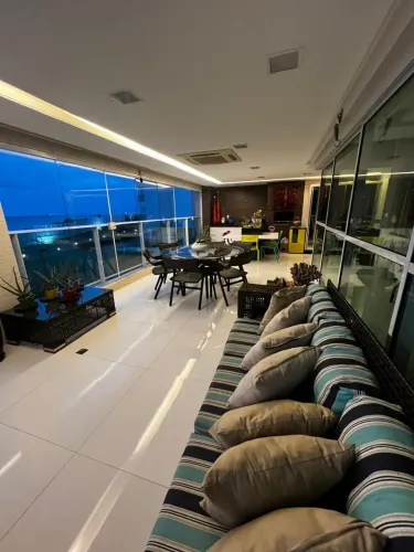 Vende-se apartamento com 239 m² com 04 suítes na Ponta D'Areia.