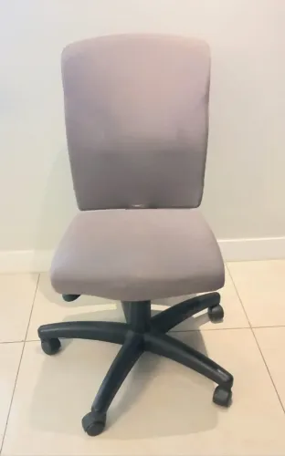 Cadeira de Escritório com Regulagem de Altura e Encosto