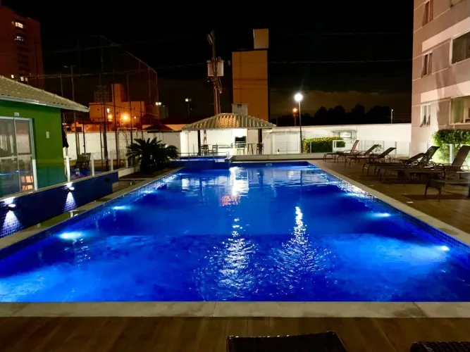 Apto mobiliado 250 m da praia, excelente localização, condomínio familiar e seguro.