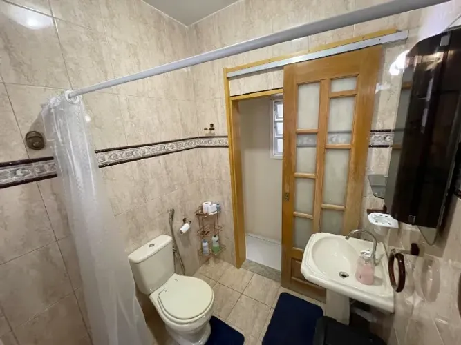 Apto mobiliado Centro S.P. Aldeia! Suíte, sala, varanda, área serv. A 2 min da orla!