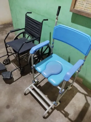 Vende-se cadeira de rodas e cadeira de banho