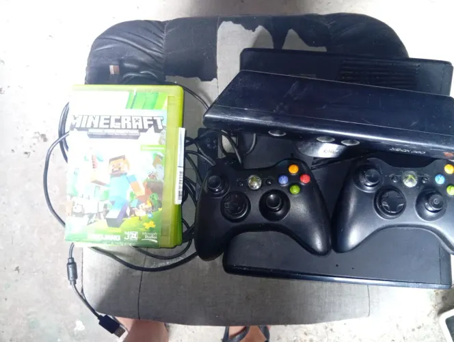 Xbox 360 com defeito sem fonte sem HD com Kinect 2 controles 2 jogos 
