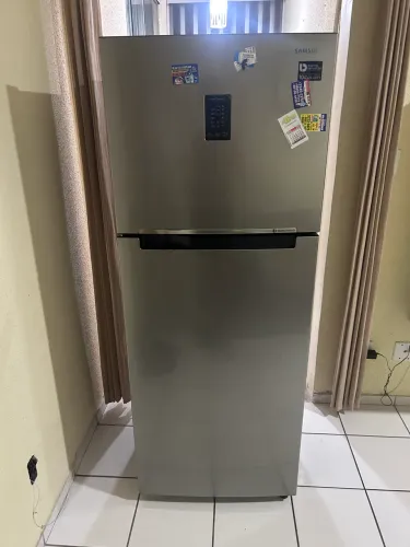 Vendo geladeira com problema no compressor para conserto