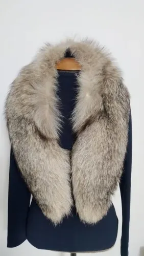 Conjunto de Gola e Punhos de Pele de Raposa, prateada.