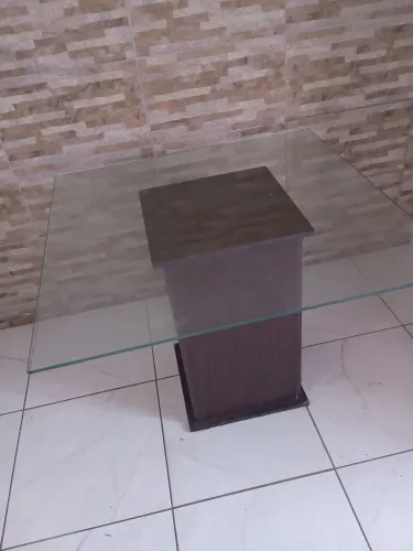 Mesa com tampo de vidro (sem cadeiras).
