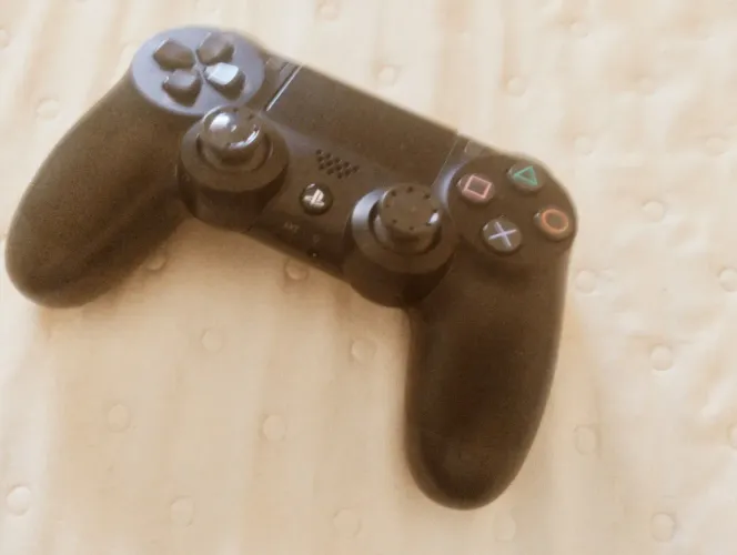 Um controle original PS4