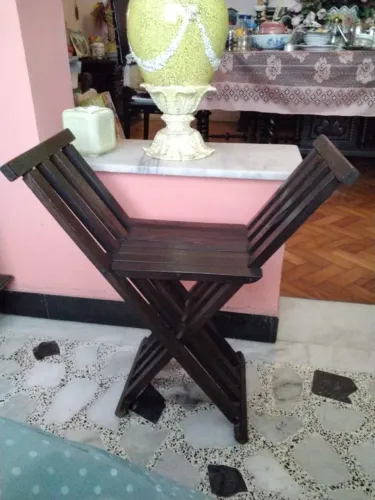 Banquinho em madeira dobrável antigo peça vintage 