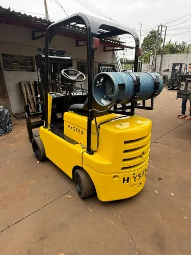Vendo Empilhadeira Hyster em ótimo estado de conservação.