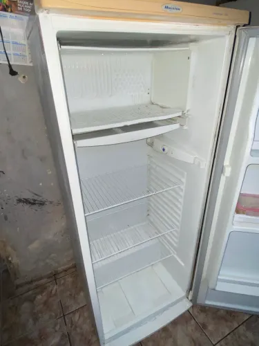 Vendo geladeira funcionando perfeitamente, apenas algumas marcas de uso , negociável 