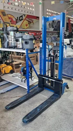 Empilhadeira Manual 1,5T 690X1150mm Altura 1,6M
