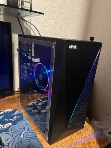Computador gamer e teclado mecânico