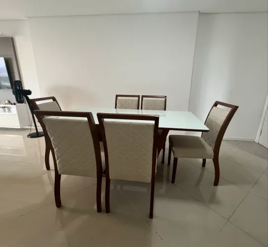 Mesa de jantar com 6 cadeiras.