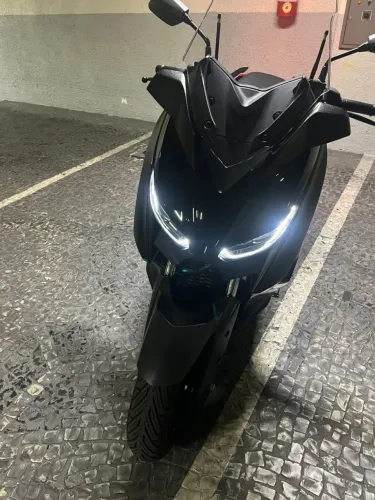 XMAX 250 ano 2022 com 15600 km novíssima