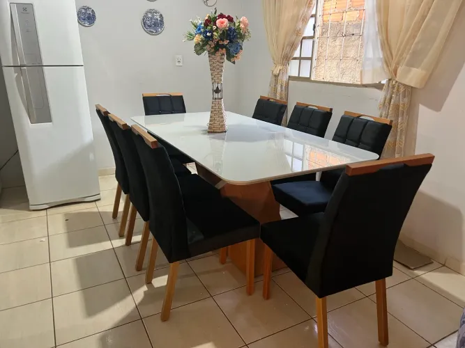 Mesa de madeira maciça a pronta entrega
