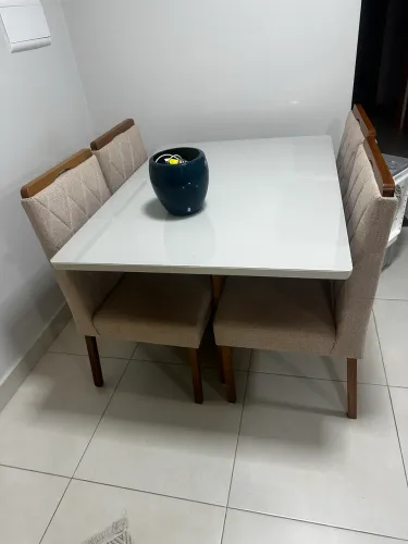 Mesa 4 cadeiras de madeira